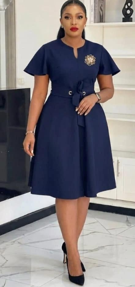 Robe évasée bleu marine à broche