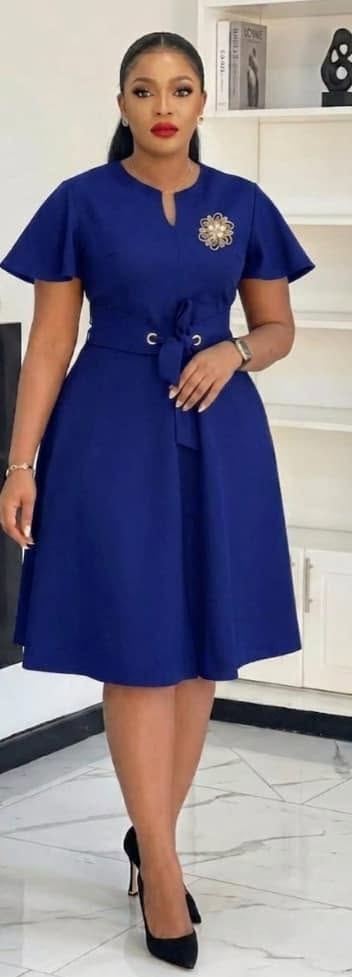Robe évasée bleu roi à broche