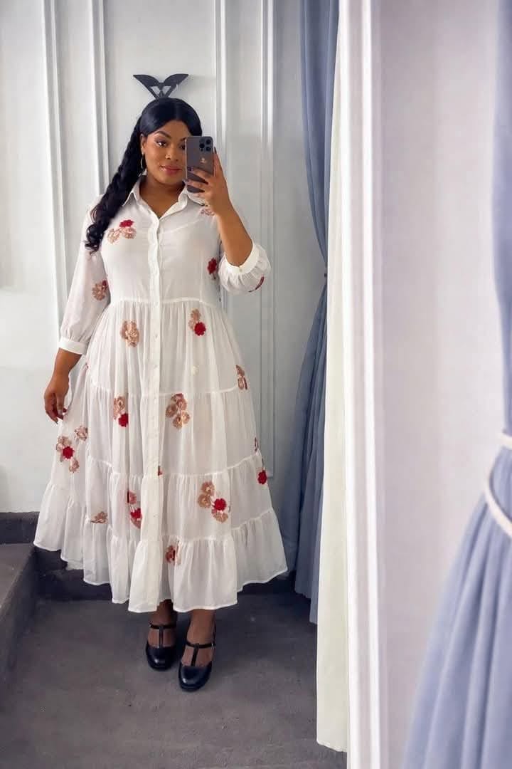 Robe longue blanche à fleurs brodées